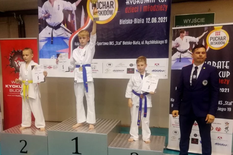 24 medale dla zawodników Limanowskiego Klubu Kyokushin Karate na III Pucharze Beskidów w Bielsku Białej - zdjęcie 2