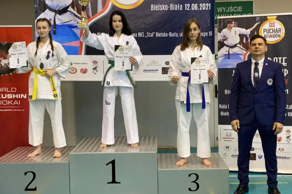 24 medale dla zawodników Limanowskiego Klubu Kyokushin Karate na III Pucharze Beskidów w Bielsku Białej - zdjęcie 12