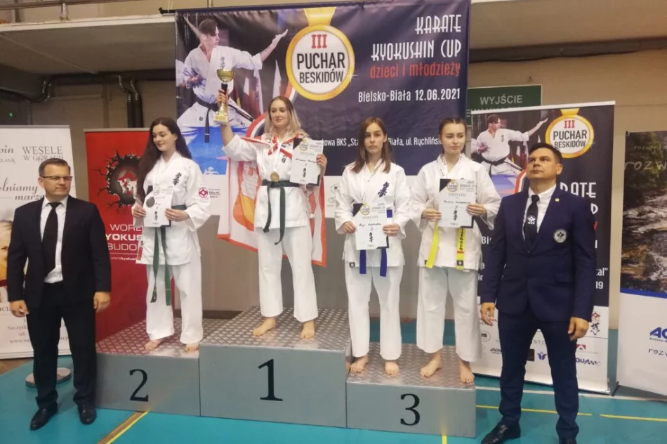 24 medale dla zawodników Limanowskiego Klubu Kyokushin Karate na III Pucharze Beskidów w Bielsku Białej - zdjęcie 14