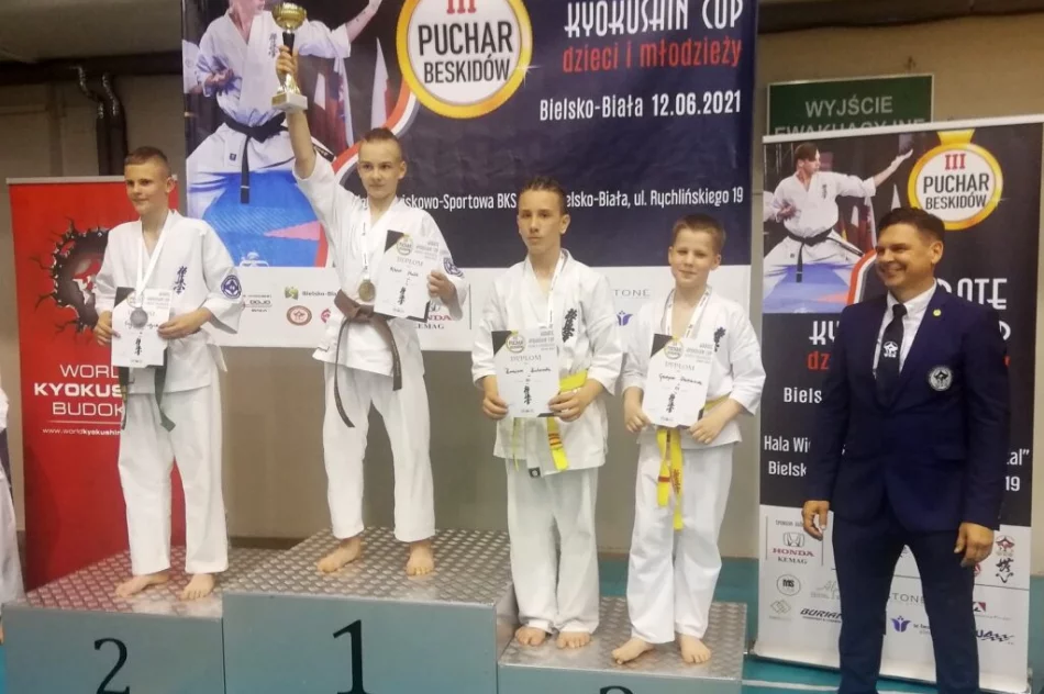 24 medale dla zawodników Limanowskiego Klubu Kyokushin Karate na III Pucharze Beskidów w Bielsku Białej - zdjęcie 20