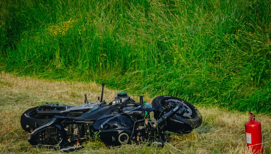 21-letni motocyklista uderzył w dwa samochody. Nieprzytomny został zabrany przez LPR  - zdjęcie 1