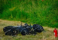 21-letni motocyklista uderzył w dwa samochody. Nieprzytomny został zabrany przez LPR  - zdjęcie główne