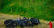 21-letni motocyklista uderzył w dwa samochody. Nieprzytomny został zabrany przez LPR  - zdjęcie 2
