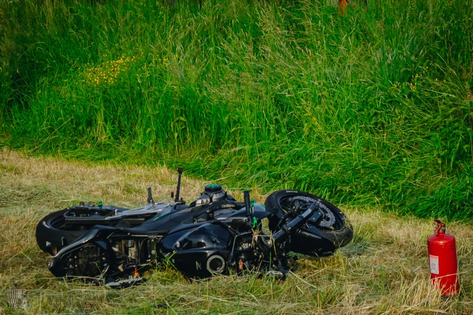 21-letni motocyklista uderzył w dwa samochody. Nieprzytomny został zabrany przez LPR  - zdjęcie 2