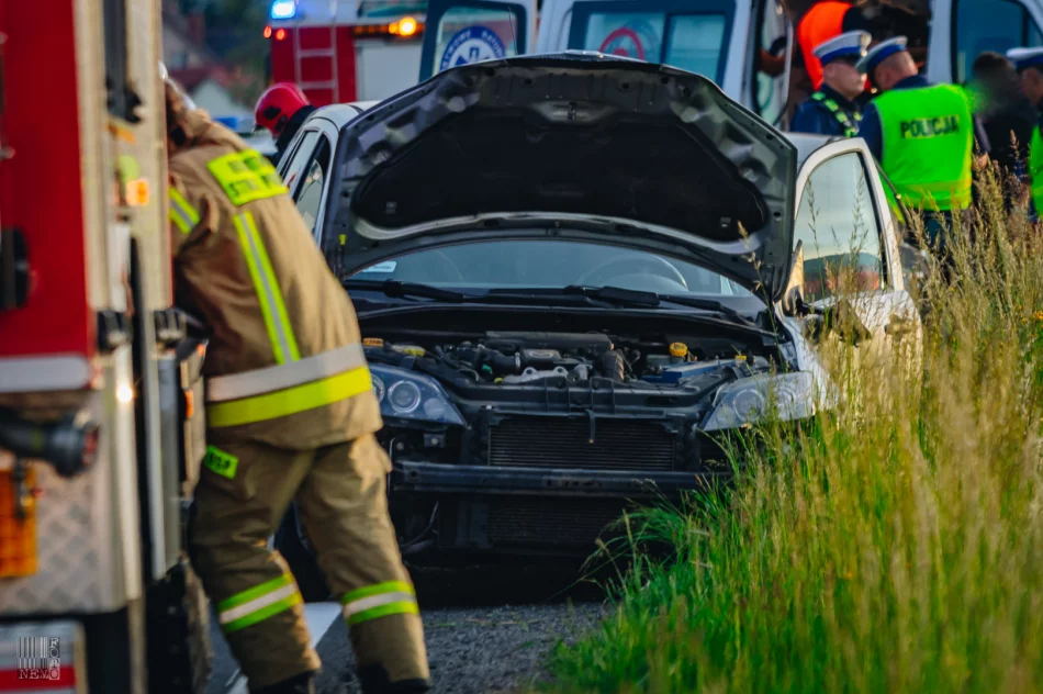21-letni motocyklista uderzył w dwa samochody. Nieprzytomny został zabrany przez LPR  - zdjęcie 5