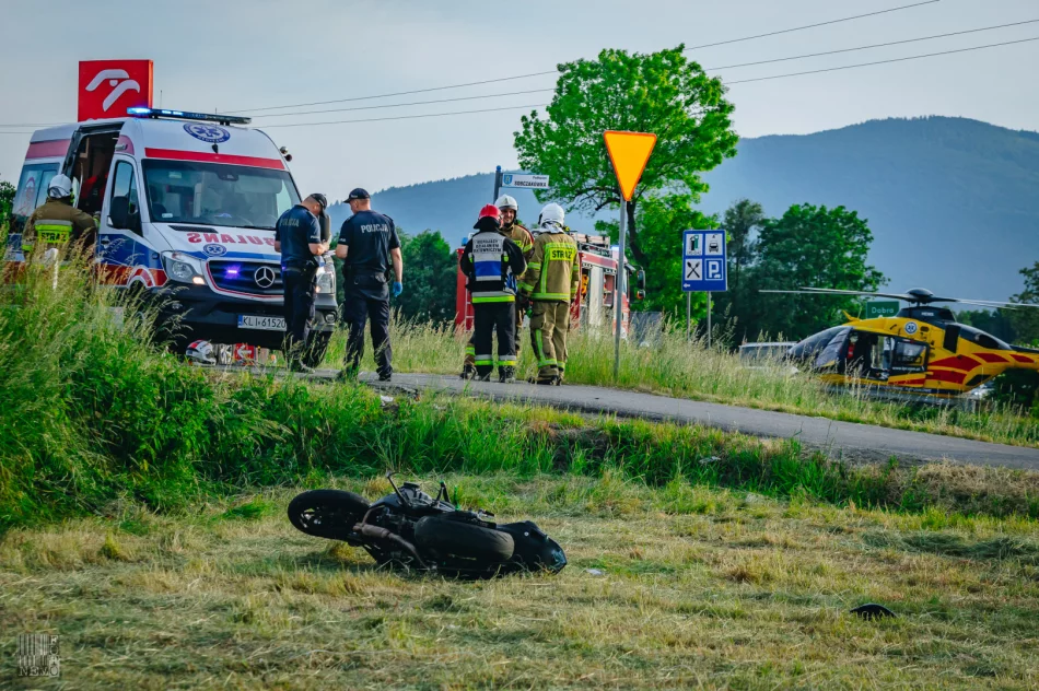 21-letni motocyklista uderzył w dwa samochody. Nieprzytomny został zabrany przez LPR  - zdjęcie 7
