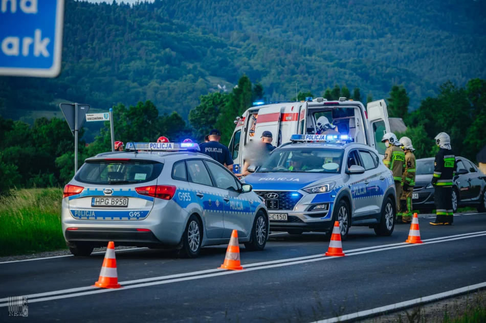 21-letni motocyklista uderzył w dwa samochody. Nieprzytomny został zabrany przez LPR  - zdjęcie 11