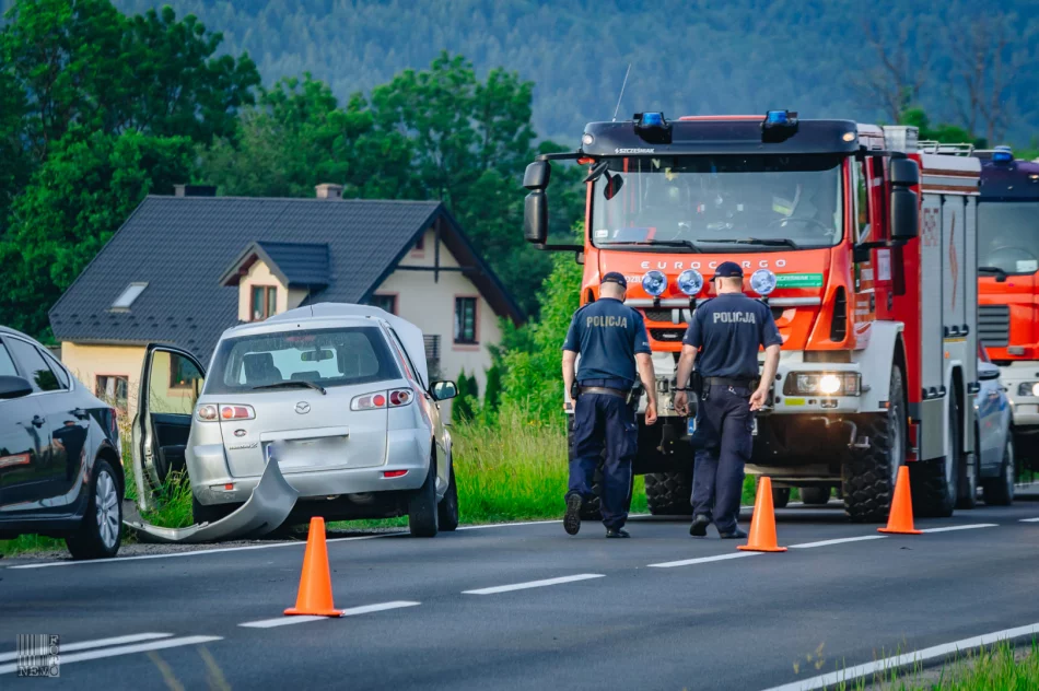 21-letni motocyklista uderzył w dwa samochody. Nieprzytomny został zabrany przez LPR  - zdjęcie 12