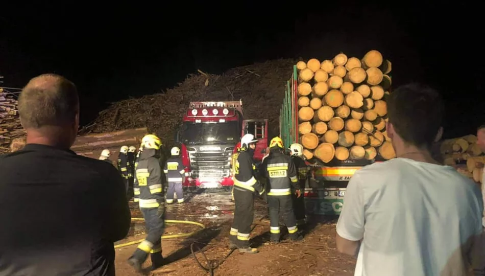 Na terenie tartaku zapaliła się ciężarówka  - zdjęcie 1