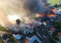 Ogromy pożar: płonie 21 budynków mieszkalnych i 20 gospodarczych. Na miejscu pracuje 400 strażaków w tym z Limanowej - zdjęcie główne