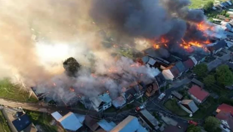 Ogromy pożar: płonie 21 budynków mieszkalnych i 20 gospodarczych. Na miejscu pracuje 400 strażaków w tym z Limanowej - zdjęcie 1