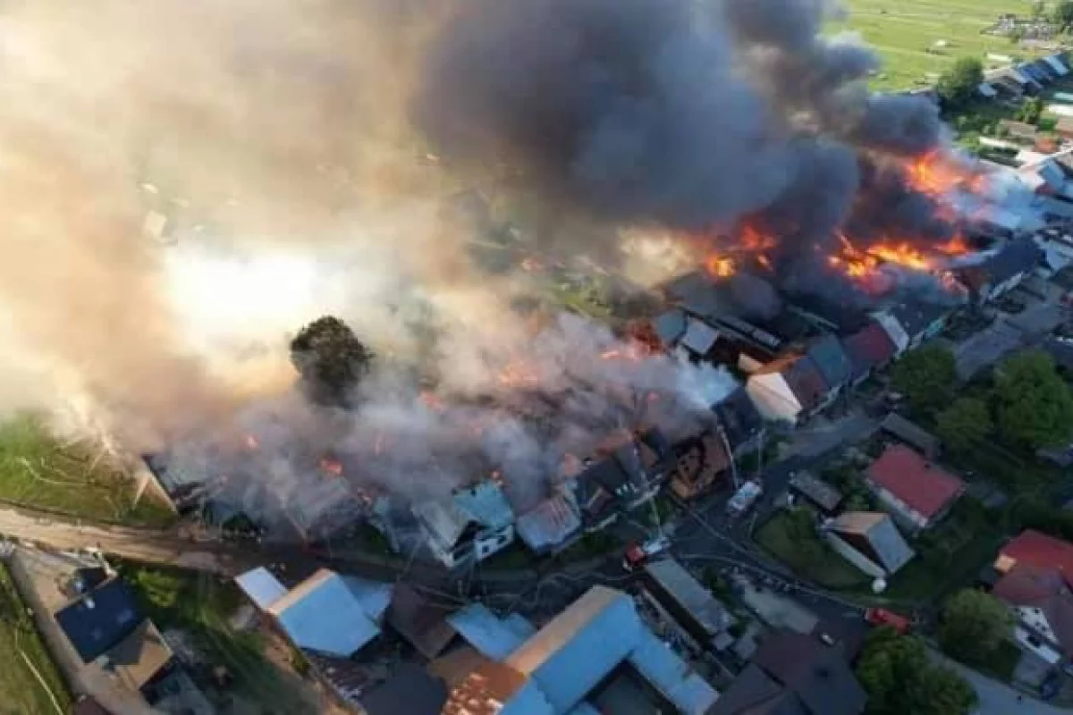 Ogromy pożar: płonie 21 budynków mieszkalnych i 20 gospodarczych. Na miejscu pracuje 400 strażaków w tym z Limanowej