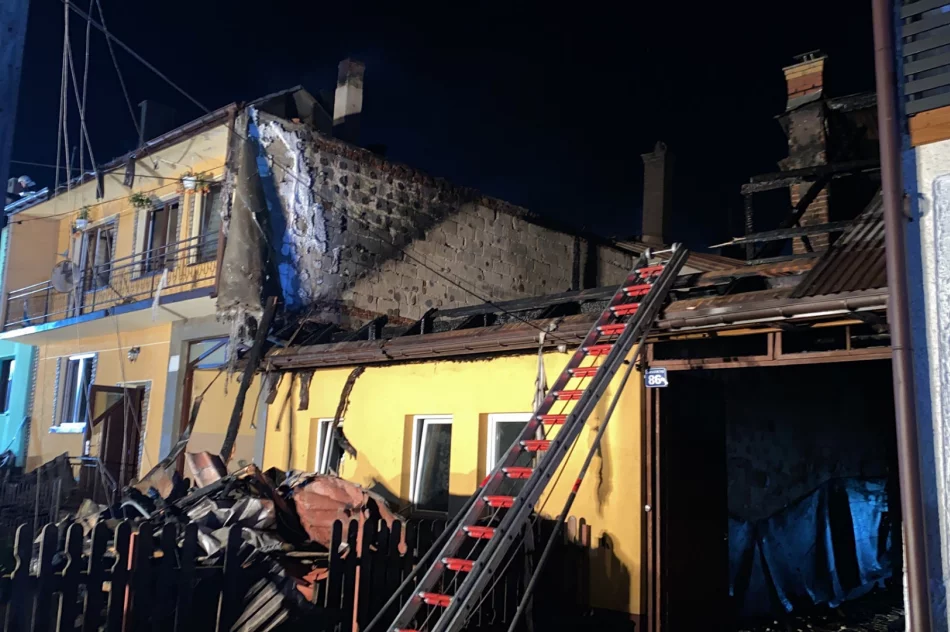 W wielkim pożarze 9 osób zostało rannych, trwają prace rozbiórkowe. Na pomoc żołnierze WOT - zdjęcie 6