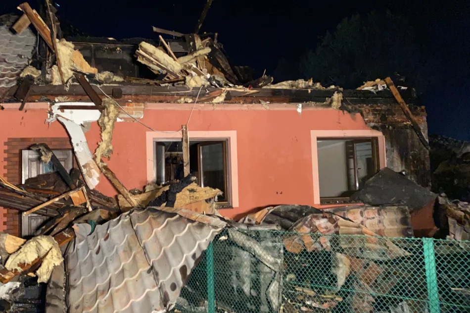 W wielkim pożarze 9 osób zostało rannych, trwają prace rozbiórkowe. Na pomoc żołnierze WOT - zdjęcie 8