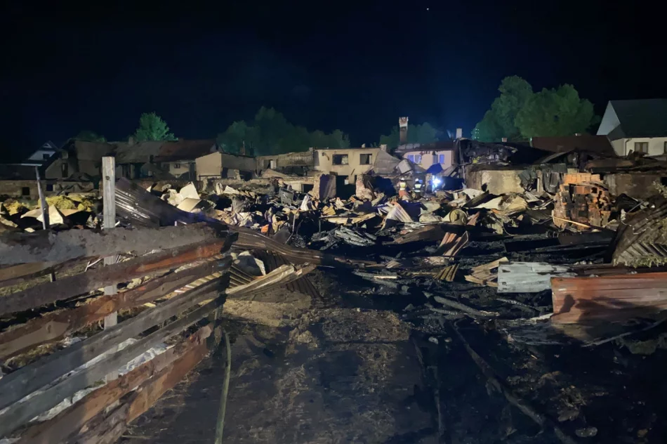 W wielkim pożarze 9 osób zostało rannych, trwają prace rozbiórkowe. Na pomoc żołnierze WOT - zdjęcie 10