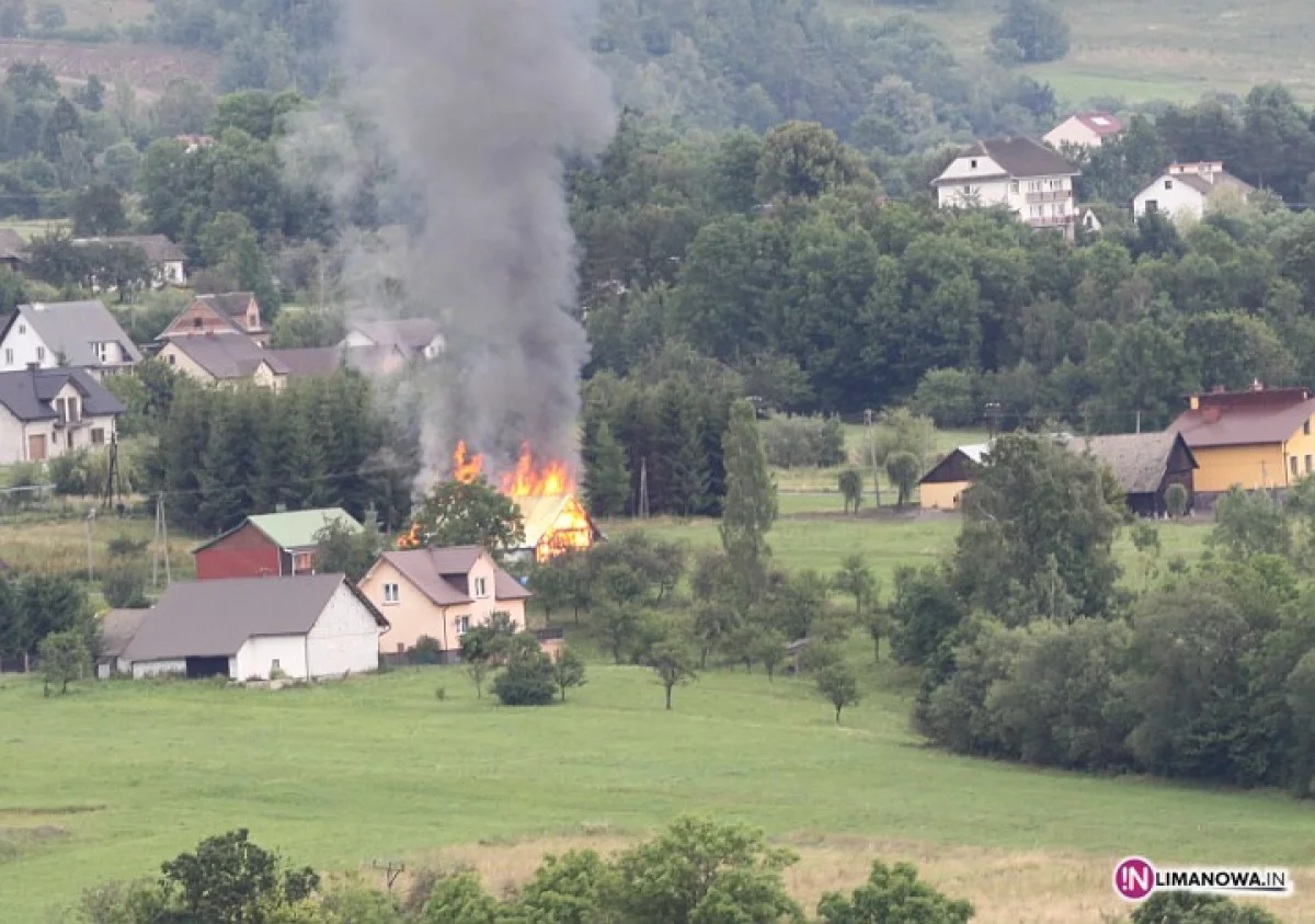 31 strażaków gasiło pożar stodoły