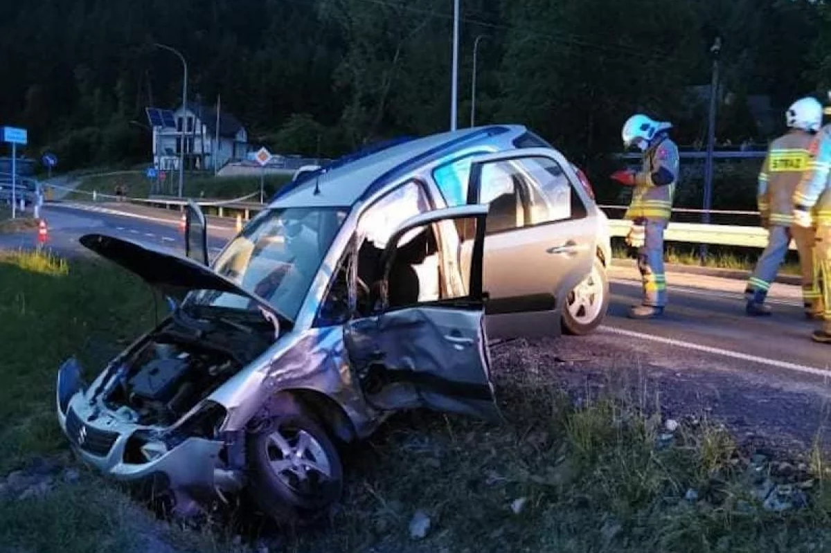 Groźnie wyglądające zderzenie dwóch pojazdów na drodze wojewódzkiej