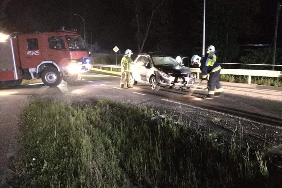 Groźnie wyglądające zderzenie dwóch pojazdów na drodze wojewódzkiej - zdjęcie 4