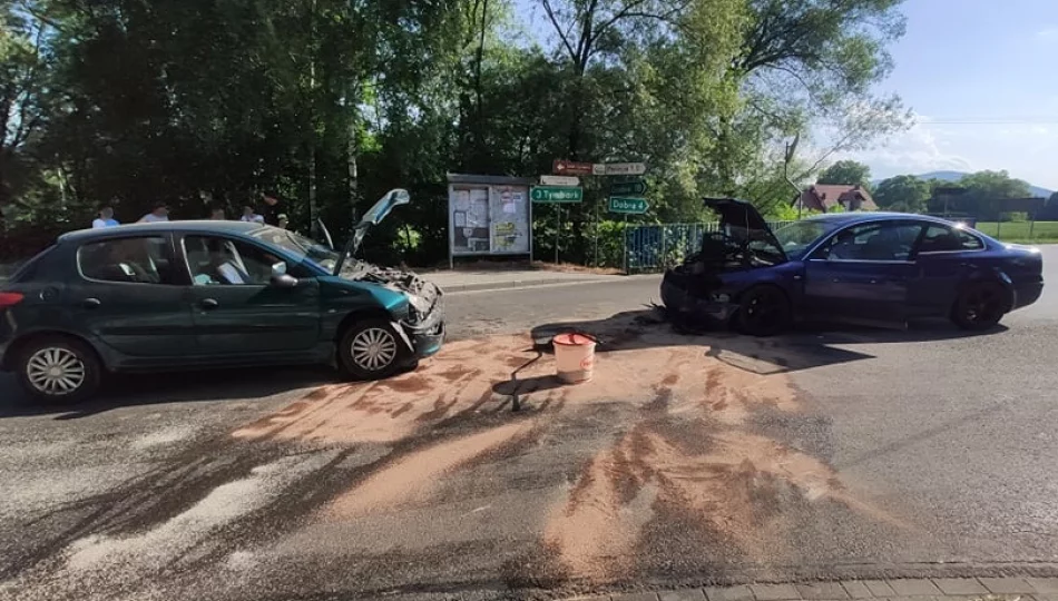 Zderzenie dwóch pojazdów na skrzyżowaniu, jedna osoba trafiła do szpitala - zdjęcie 1