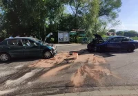Zderzenie dwóch pojazdów na skrzyżowaniu, jedna osoba trafiła do szpitala - zdjęcie główne