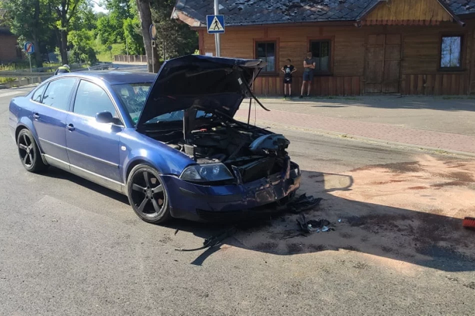 Zderzenie dwóch pojazdów na skrzyżowaniu, jedna osoba trafiła do szpitala - zdjęcie 2