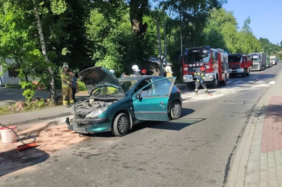 Zderzenie dwóch pojazdów na skrzyżowaniu, jedna osoba trafiła do szpitala - zdjęcie 3