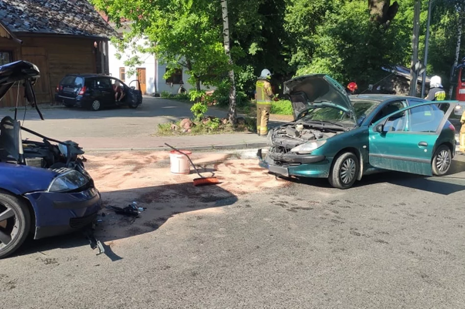 Zderzenie dwóch pojazdów na skrzyżowaniu, jedna osoba trafiła do szpitala - zdjęcie 4
