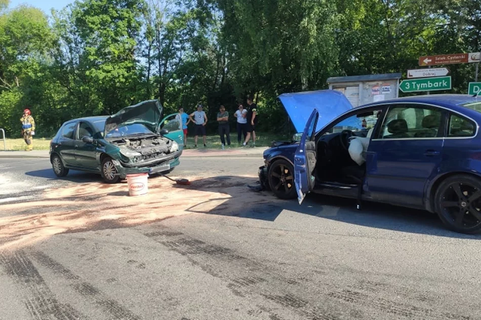 Zderzenie dwóch pojazdów na skrzyżowaniu, jedna osoba trafiła do szpitala - zdjęcie 5