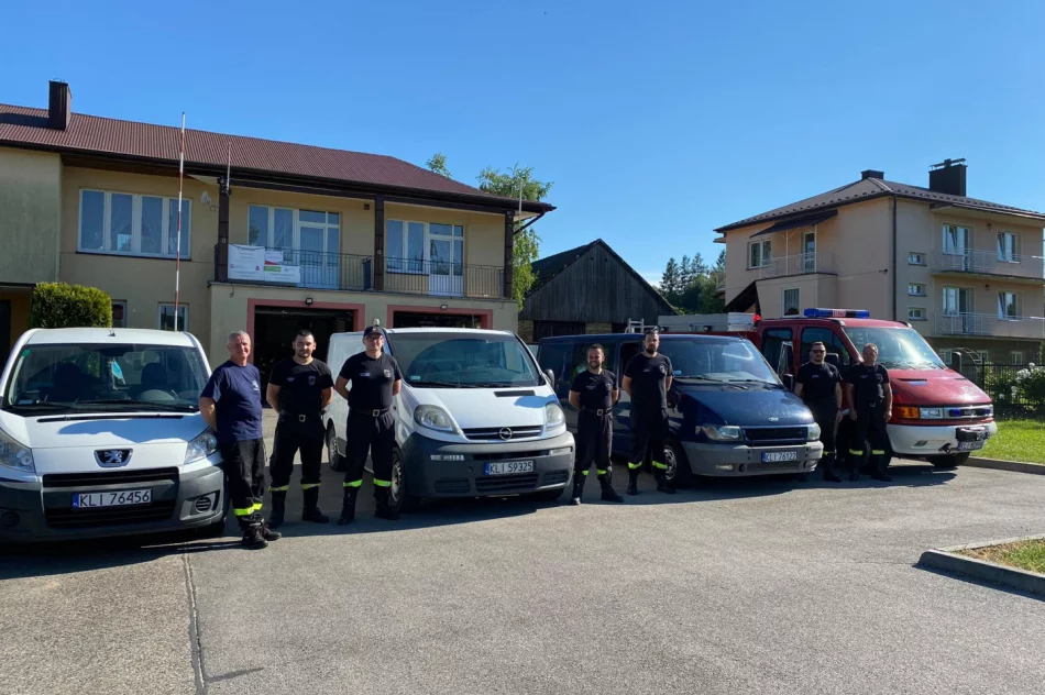 Wielka mobilizacja mieszkańców gminy. Strażacy zawieźli dary dla pogorzelców - zdjęcie 8