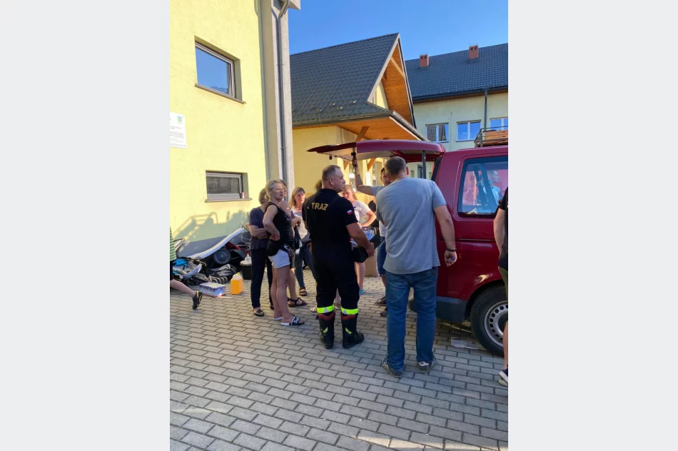Wielka mobilizacja mieszkańców gminy. Strażacy zawieźli dary dla pogorzelców - zdjęcie 11