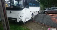 Zderzenie samochodu z autobusem. Są ranni - zdjęcie 2