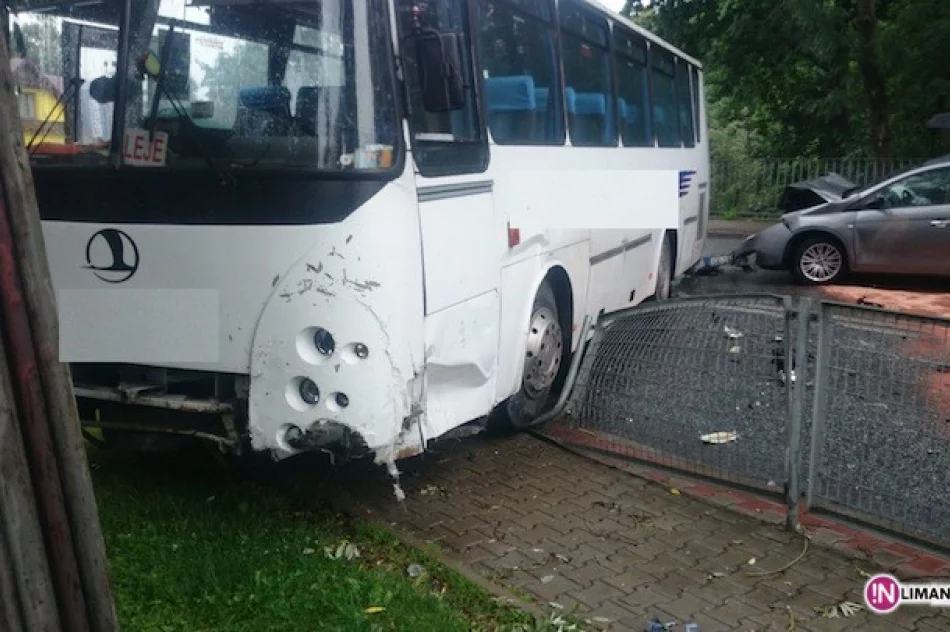 Zderzenie samochodu z autobusem. Są ranni - zdjęcie 2