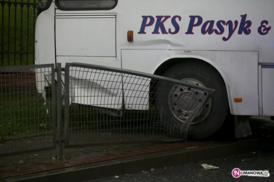 Zderzenie samochodu z autobusem. Są ranni - zdjęcie 3
