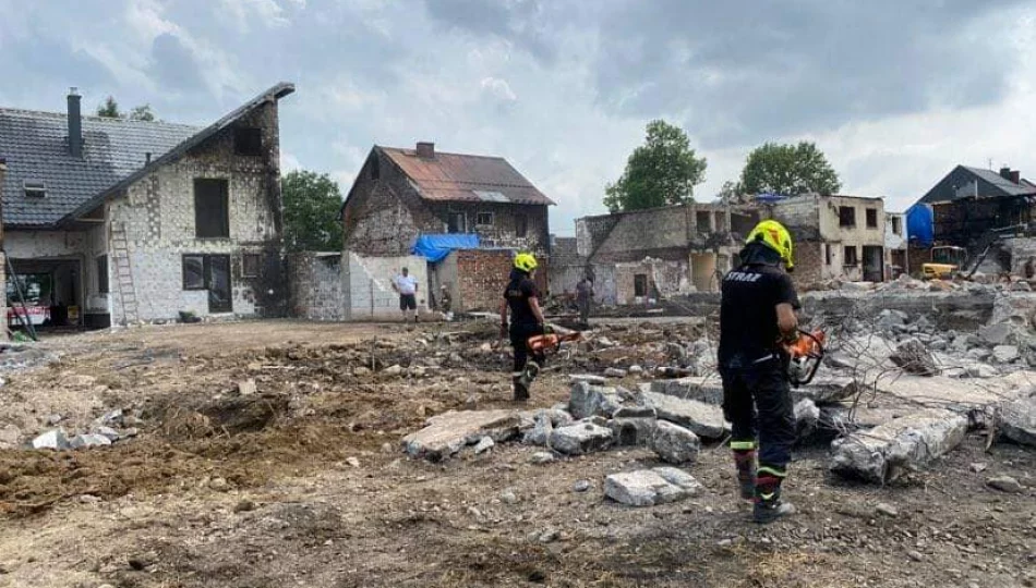 Strażacy z Limanowszczyzny pomagają w sprzątaniu po wielkim pożarze - zdjęcie 1