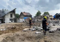 Strażacy z Limanowszczyzny pomagają w sprzątaniu po wielkim pożarze - zdjęcie główne