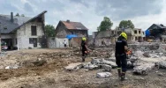 Strażacy z Limanowszczyzny pomagają w sprzątaniu po wielkim pożarze - zdjęcie 2