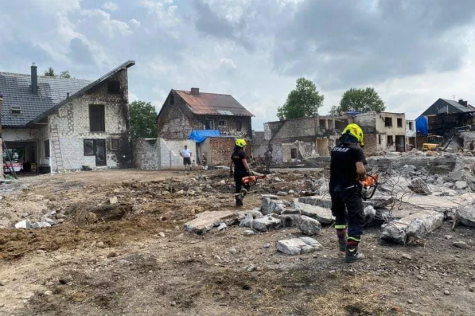 Strażacy z Limanowszczyzny pomagają w sprzątaniu po wielkim pożarze - zdjęcie 2