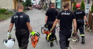 Strażacy z Limanowszczyzny pomagają w sprzątaniu po wielkim pożarze - zdjęcie 3