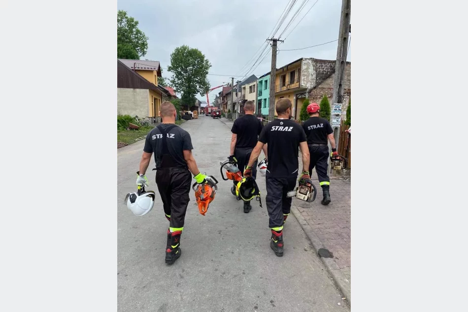 Strażacy z Limanowszczyzny pomagają w sprzątaniu po wielkim pożarze - zdjęcie 3