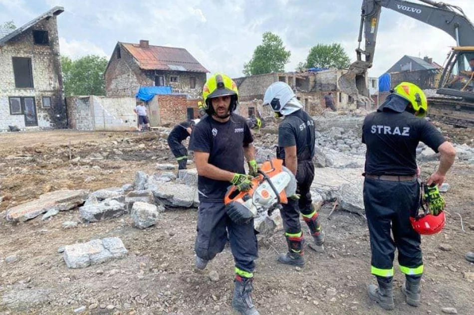 Strażacy z Limanowszczyzny pomagają w sprzątaniu po wielkim pożarze - zdjęcie 4