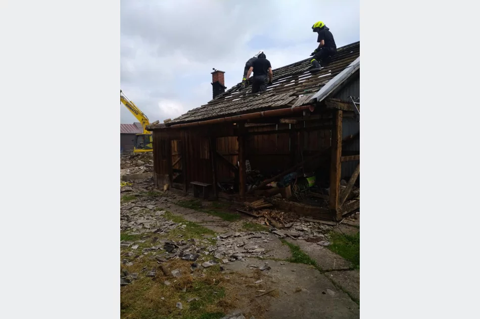 Strażacy z Limanowszczyzny pomagają w sprzątaniu po wielkim pożarze - zdjęcie 5