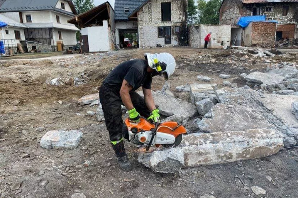 Strażacy z Limanowszczyzny pomagają w sprzątaniu po wielkim pożarze - zdjęcie 6