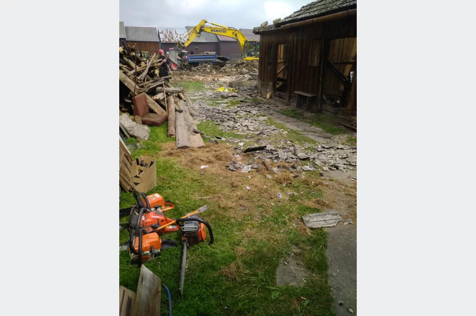 Strażacy z Limanowszczyzny pomagają w sprzątaniu po wielkim pożarze - zdjęcie 7