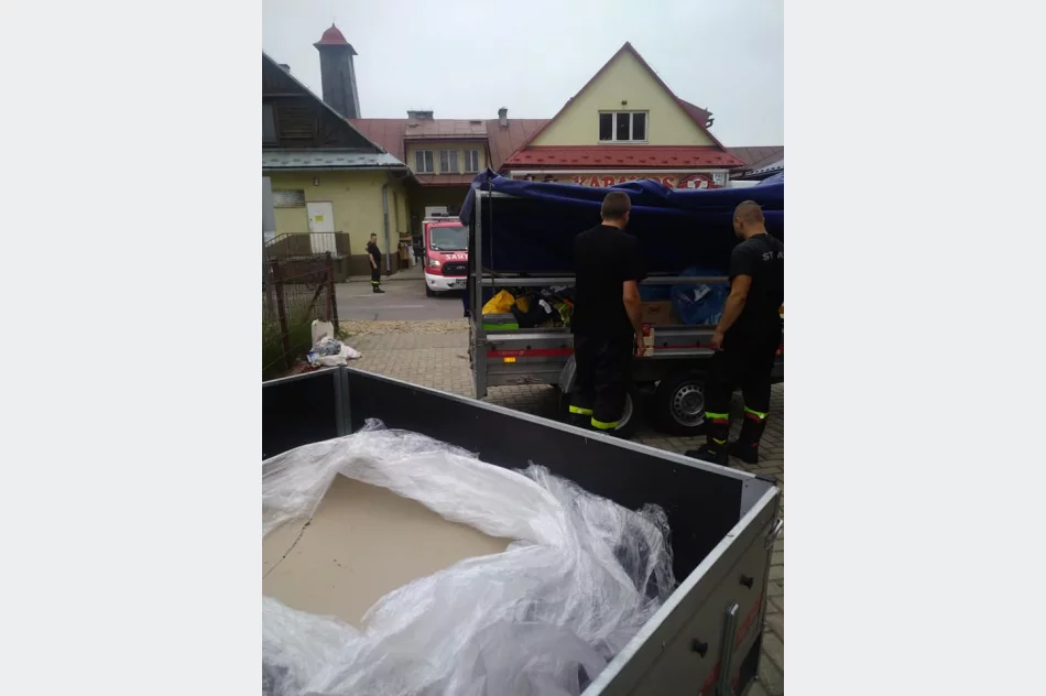 Strażacy z Limanowszczyzny pomagają w sprzątaniu po wielkim pożarze - zdjęcie 8