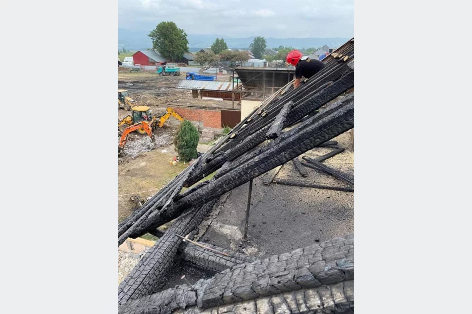 Strażacy z Limanowszczyzny pomagają w sprzątaniu po wielkim pożarze - zdjęcie 9