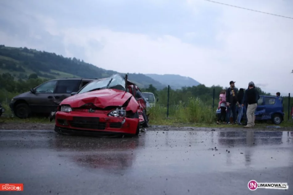 Honda uderzyła w zaparkowane samochody - zdjęcie 4