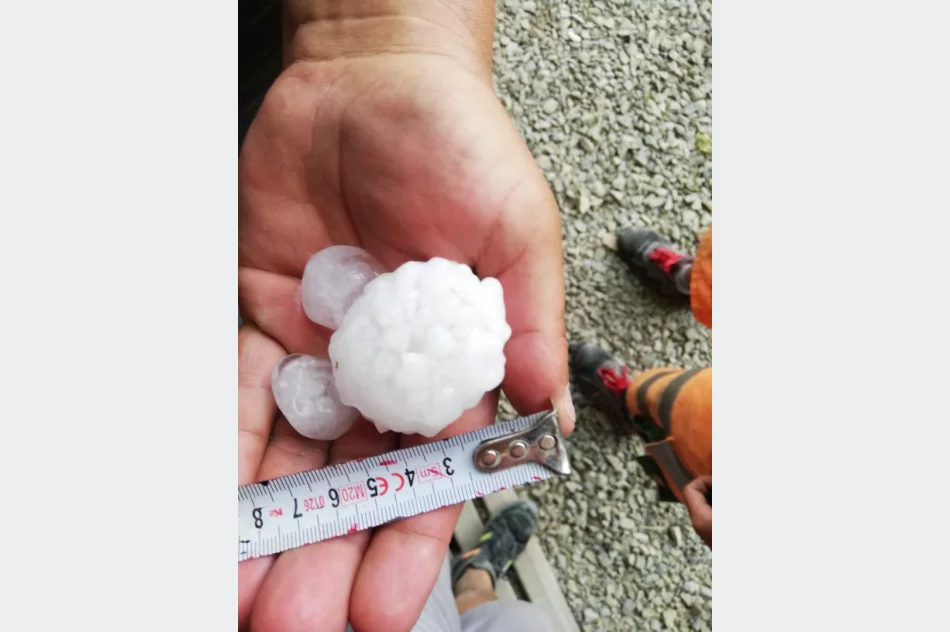 Superkomórka burzowa nad Limanowszczyzną - ogromne kule gradowe. W Koniuszowej trąba powietrzna - zdjęcie 2