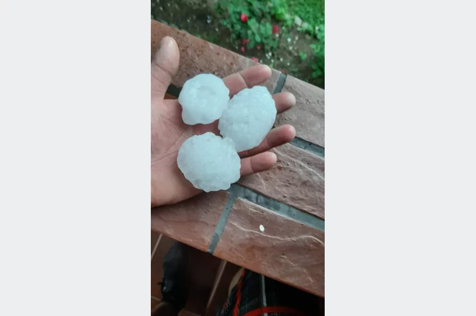 Superkomórka burzowa nad Limanowszczyzną - ogromne kule gradowe. W Koniuszowej trąba powietrzna - zdjęcie 3