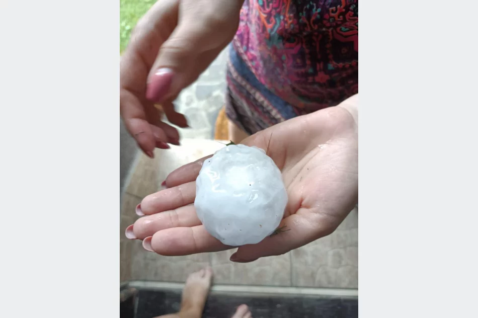 Superkomórka burzowa nad Limanowszczyzną - ogromne kule gradowe. W Koniuszowej trąba powietrzna - zdjęcie 4