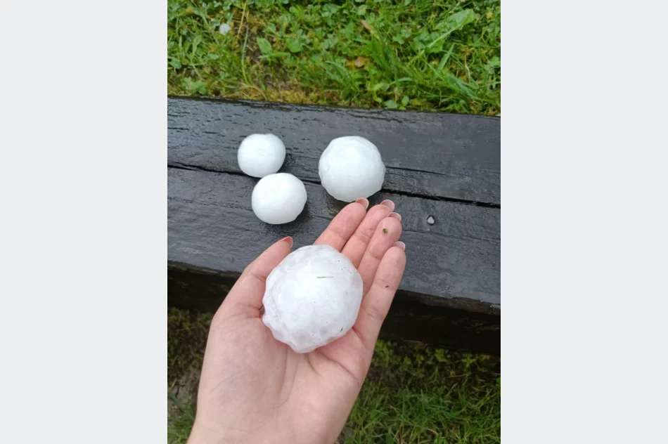 Superkomórka burzowa nad Limanowszczyzną - ogromne kule gradowe. W Koniuszowej trąba powietrzna - zdjęcie 6